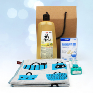 애경 곡물설거지 주방세제 500ml + 대일밴드 아쿠아뉴 혼합 12매 + 닥터스킨연고 + 캐릭터 주방타올 + 끈케이스